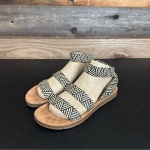 Steve Madden Black and Tan Sandals